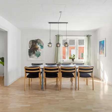 Bright And Cozy House Near Forest And - Space For 8