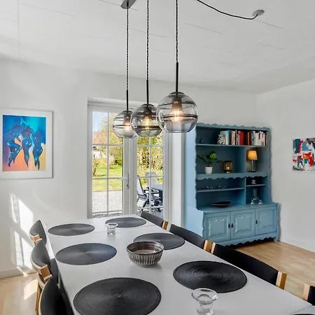 Bright And Cozy House Near Forest And - Space For 8