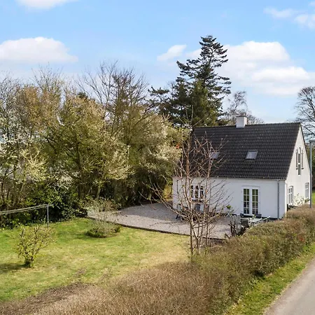 Bright And Cozy House Near Forest And - Space For 8